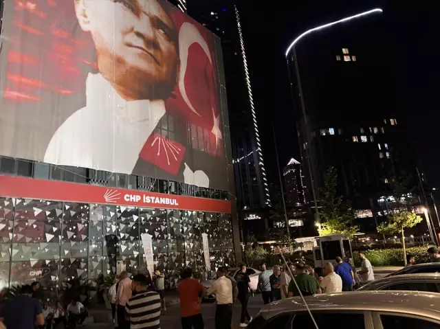 CHP İstanbul İl Başkanlığı Önünde Canan Kaftancıoğlu Protesto Edildi CHP İstanbul İl Başkanlığı Önünde Canan Kaftancıoğlu Protesto Edildi