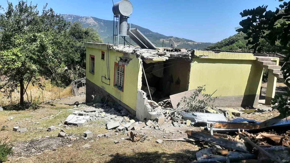 Kozan'da meydana gelen depremde kaya evi yıktı