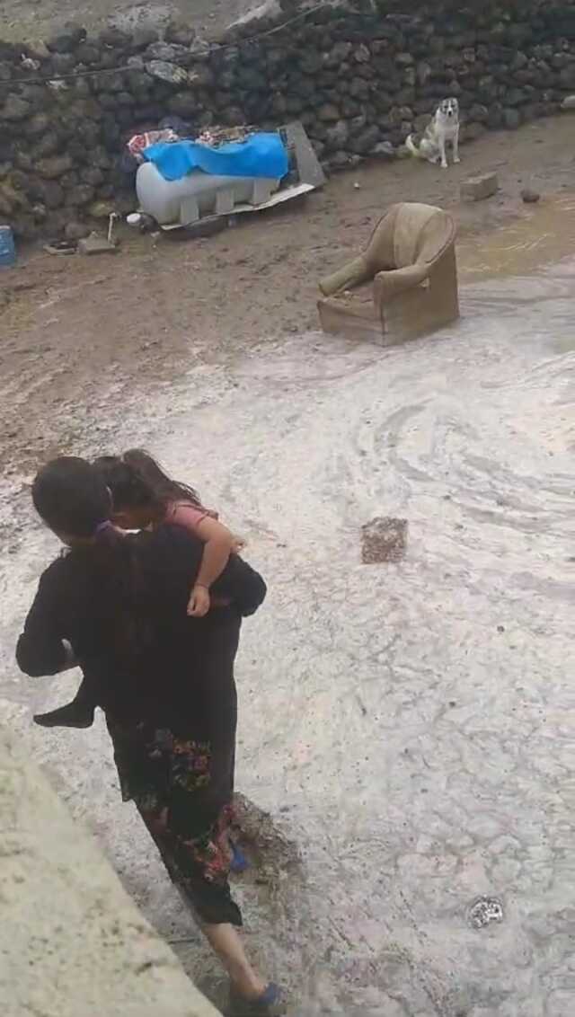 Doğubayazıt'ta sağanak sonrası sel: Evler ve tarım arazileri su altında