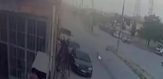 Dönüş yapmak isteyen hafif ticari araca pikabın çarptığı anlar kamerada