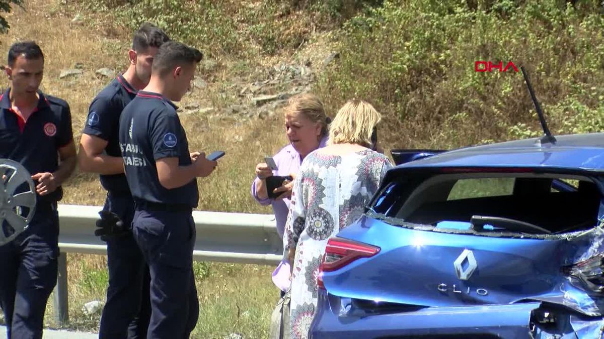 Eyüpsultan'da Hafriyat Kamyonu Otomobile Çarptı