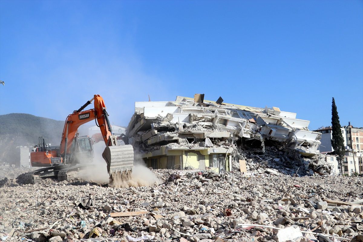 Hatay'da depremden etkilenen binalar yıkılıyor