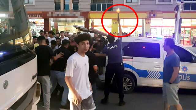 Hem suçlu hem güçlü! Öfkeli kalabalık, tavırlarından rahatsız olduğu tacizciyi tekme tokat dövdü