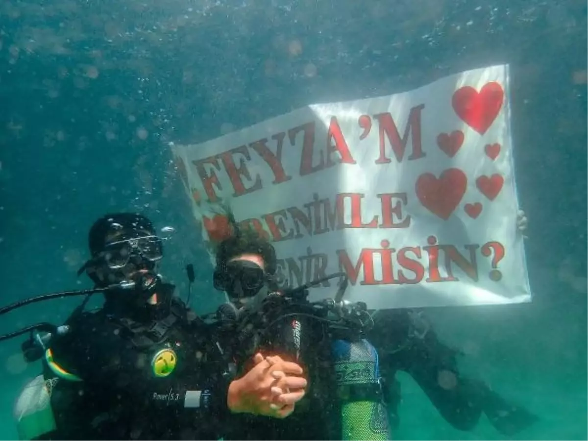 Yalova'da Su Altında Evlilik Teklifi