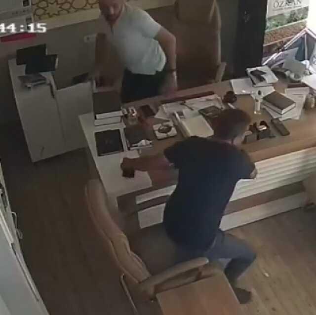 Kısa sürdü ama Adana'yı fena salladı! Vatandaşı sokağa döken deprem anı kamerada