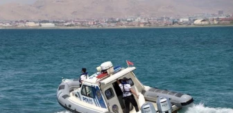Van Emniyet Müdürlüğü Deniz Polisi, boğulma vakalarına müdahale ediyor