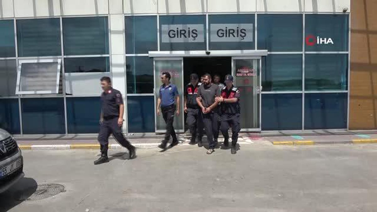 Samsun'da amcaoğulları arasındaki silahlı çatışmada gözaltı alınan 3 şahıs adliyeye sevk edildi