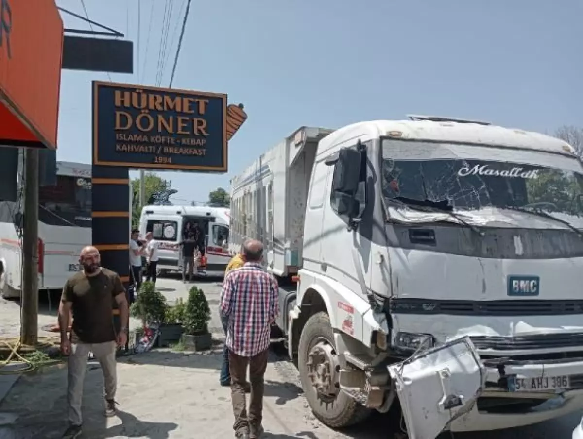 Sapanca'da tur midibüsüne hafriyat kamyonu çarptı: 8 yaralı