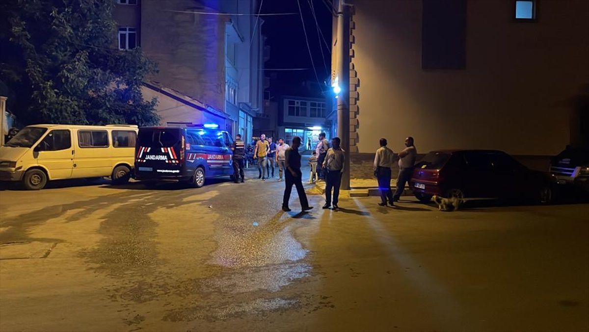 Afyonkarahisar'da alacak meselesinden çıkan kavgada 2 kişi tabancayla yaralandı