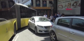 İETT Otobüsü Park Edilen Otomobil Yüzünden Yolda Kaldı