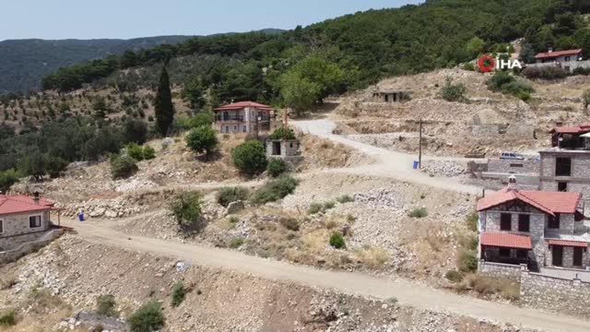 Edremit'te Kaçak Yıkılan Camisiz Minare Tartışmalara Neden Oldu