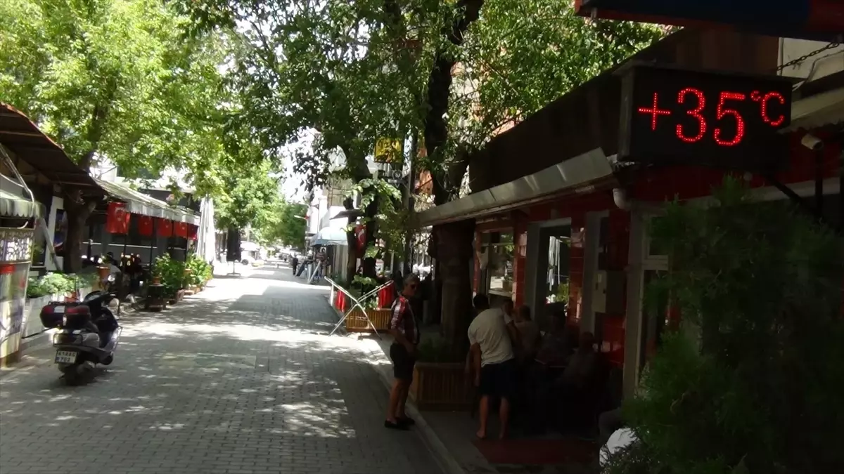 Darıca'da Sıcak Hava Nedeniyle Cadde ve Sokaklar Boş Kaldı