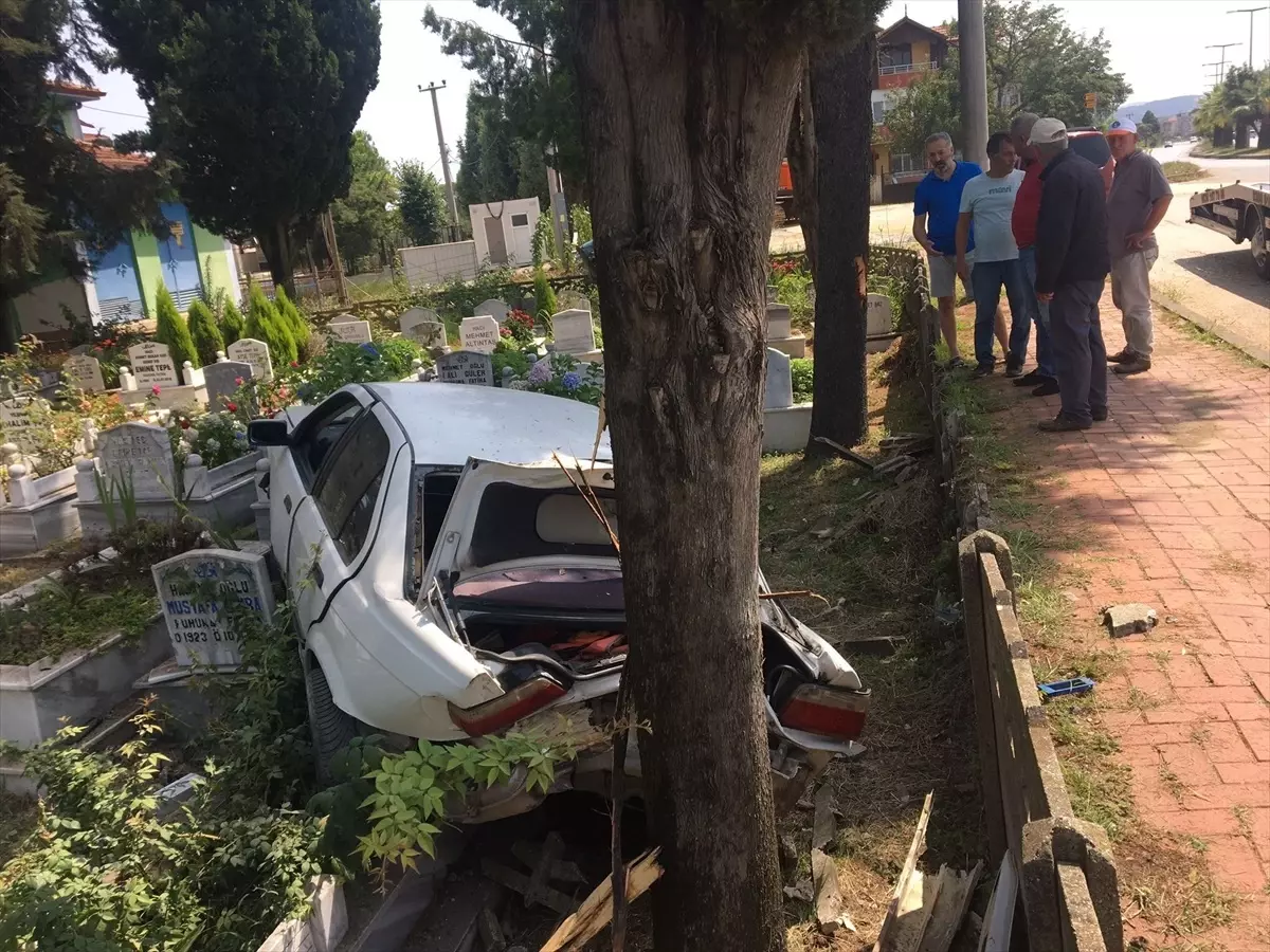 Otomobil Kontrolden Çıkıp Mezarlığa Girdi, Sürücü Yaralandı