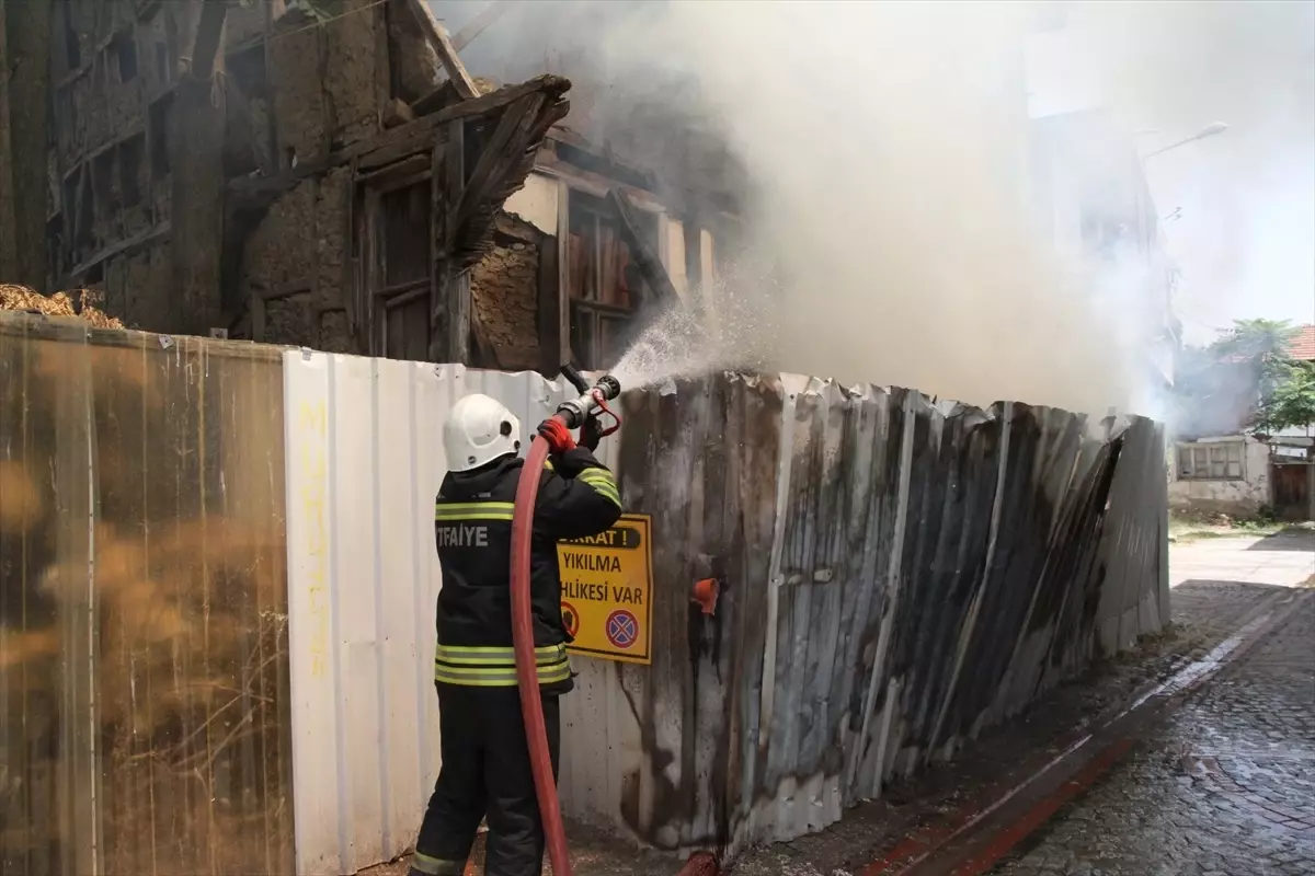 Edirne'de ahşap metruk binada çıkan yangın hasara neden oldu