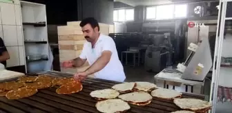 Ekmek yaparken, adeta kendileri de pişiyor... Fırıncıların zor mesaisi