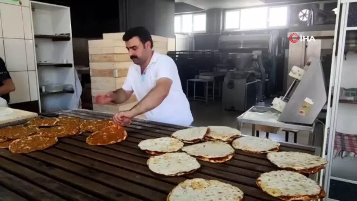 Ekmek yaparken, adeta kendileri de pişiyor... Fırıncıların zor mesaisi