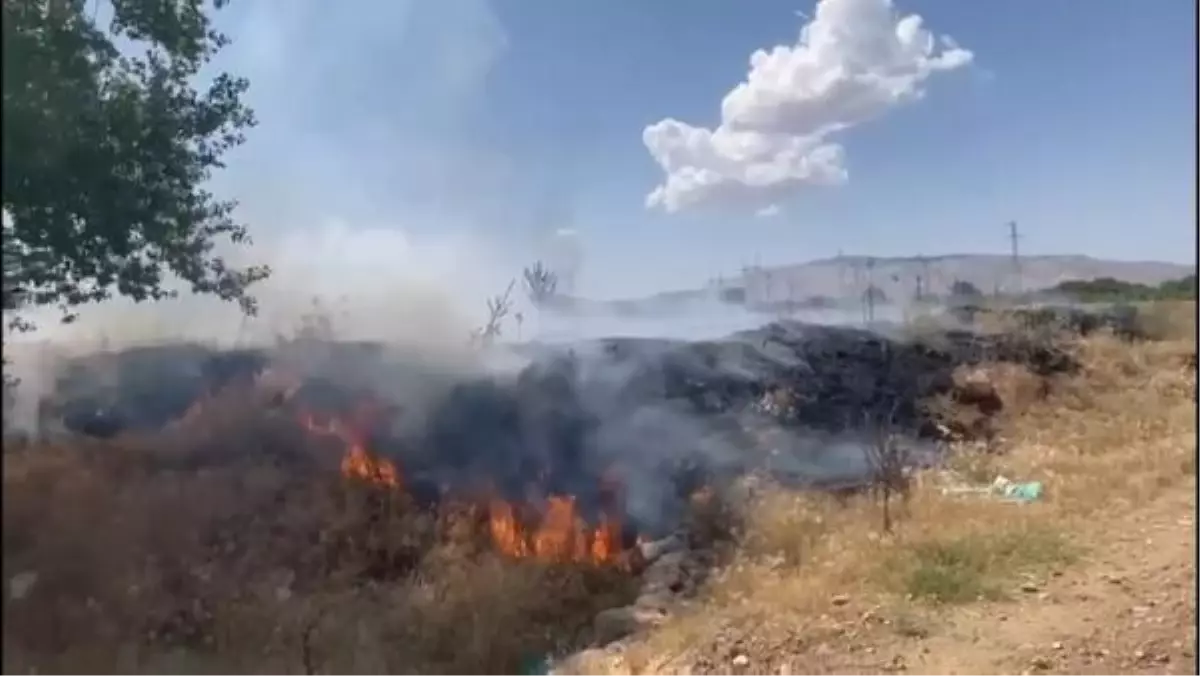 Elazığ'da 100 Hektarlık Arazide Çıkan Yangın Kontrol Altına Alındı