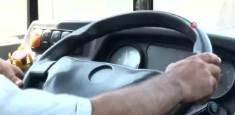 Otobüs şoförü ve şair Gündüz, sevenlerine şiir okuyor