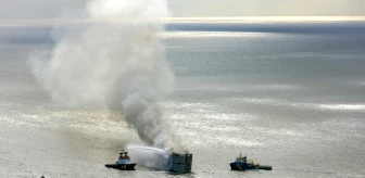 Kuzey Denizi'nde Otomobil Taşıyan Gemi Yangınla Mücadele Ediyor