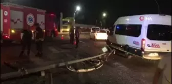 İki aracın kafa kafaya çarpıştığı kazada taksinin motoru fırladı: 3 yaralı