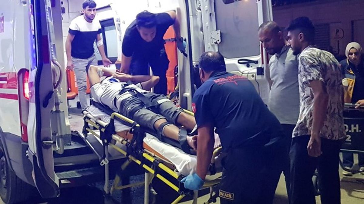 Başıboş sokak köpeği seyir halindeki motosiklete saldırdı! Savrulan 2 kişi hastanelik oldu