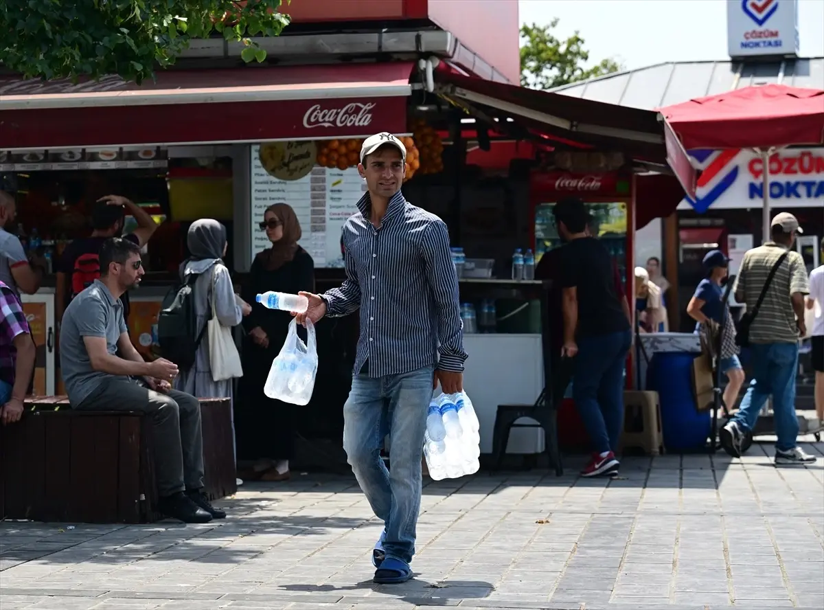 İstanbul'da Sıcak Hava Yoğunluğu: Su, Dondurma ve Klima Satıcıları Yoğun Mesai Yaptı