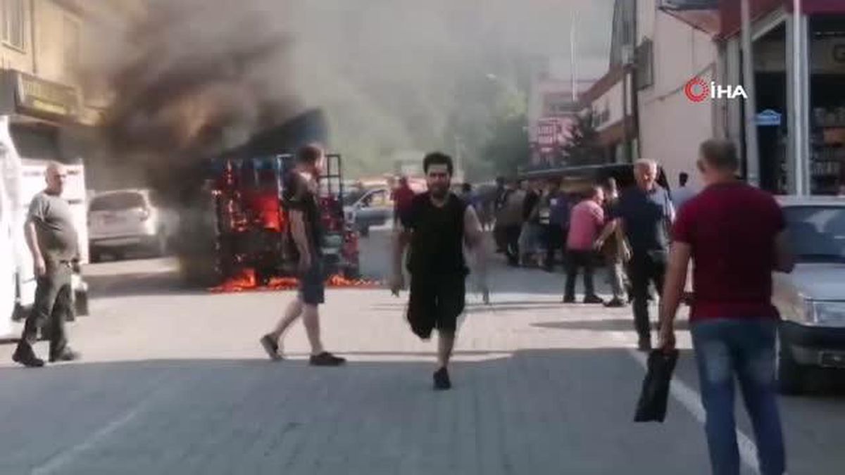 Kağıt toplayıcısı ile sanayi esnafı arasında kavga çıktı, kağıt toplama aracı ateşe verildi