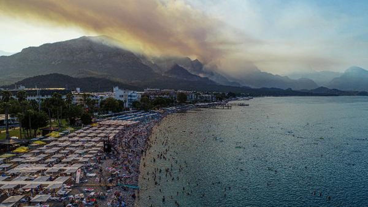 Kemer'deki Orman Yangınında Gökyüzü Dumanla Kaplandı