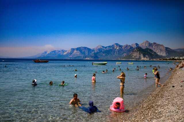 Kemer'deki Orman Yangınından Kaynaklanan Dumanlar Konyaaltı'ndan Görülebiliyor Kemer'deki Orman Yangınından Kaynaklanan Dumanlar Konyaaltı'ndan Görülebiliyor