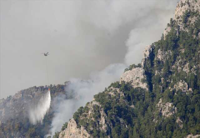Kemer yangını 35. saatinde! Sabahın ilk ışıklarıyla teyakkuza geçtiler, arazi koşulları ekipleri zorluyor Kemer yangını 35. saatinde! Sabahın ilk ışıklarıyla teyakkuza geçtiler, arazi koşulları ekipleri zorluyor