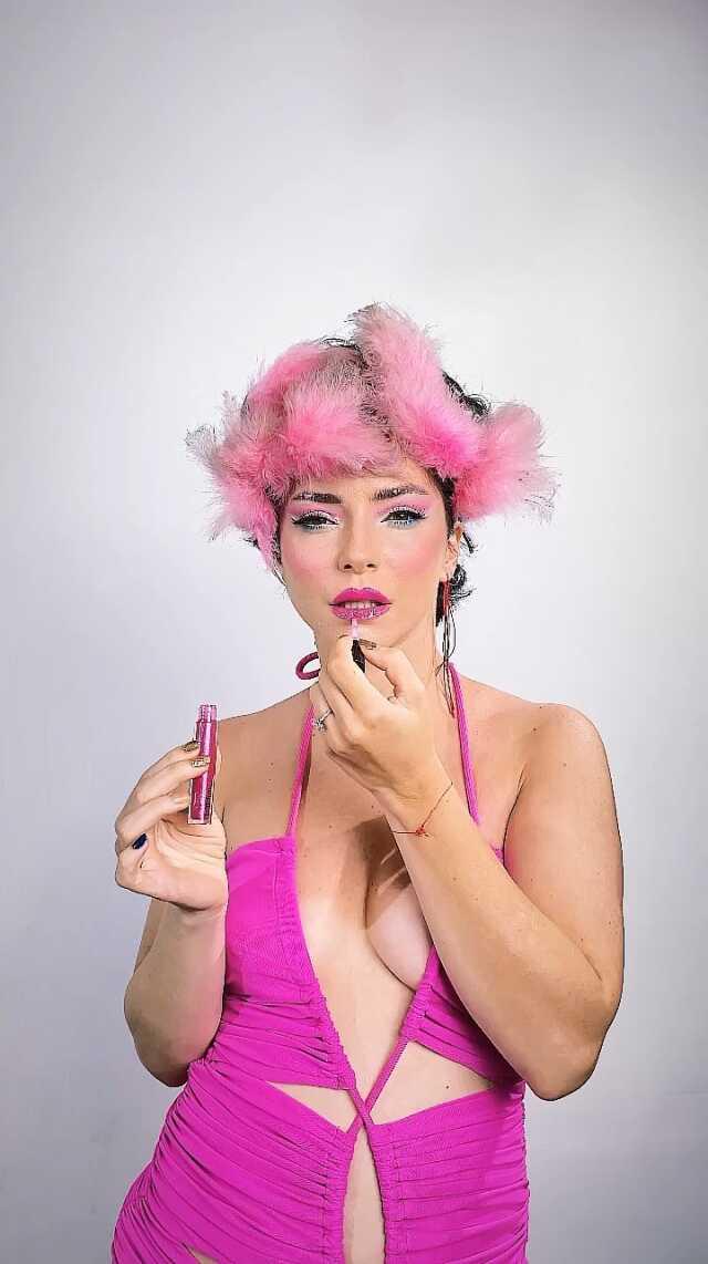 Merve Boluğur Barbie akımından geri kalmadı! Pozlarına beğeni yağdı