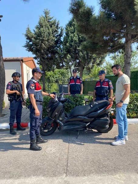 Oyuncu Emre Bulut'un çalınan motosikleti yol kenarında bulundu Oyuncu Emre Bulut'un çalınan motosikleti yol kenarında bulundu