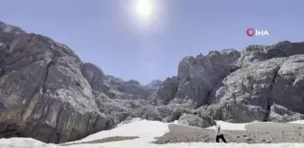 Temmuz ayında karlı yamaçları tırmandılar, buz gibi suya girerek serinlediler