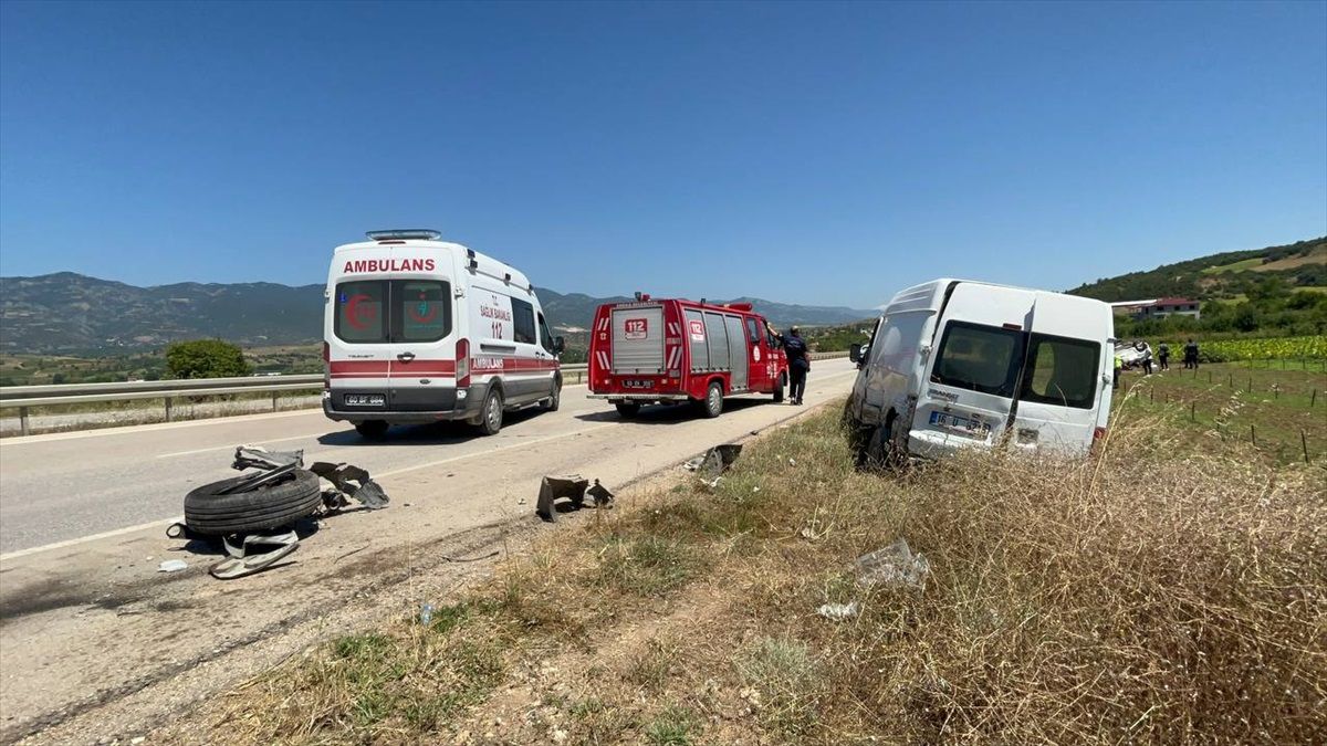 Tokat'ın Erbaa ilçesinde minibüse çarpan otomobilde 2 kişi öldü, 4 kişi yaralandı