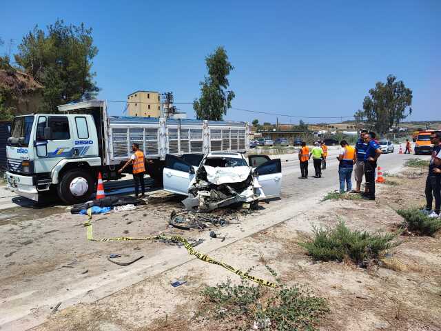 Adana'da yol temizleme aracına çarpan otomobildeki anne hayatını kaybetti, 3 çocuğu yaralandı Adana'da yol temizleme aracına çarpan otomobildeki anne hayatını kaybetti, 3 çocuğu yaralandı