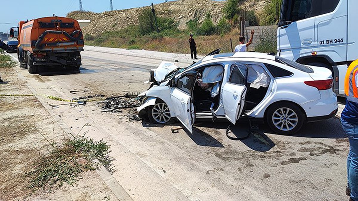 Adana'da otomobil yol temizleme aracına çarptı: 1 ölü, 3 yaralı