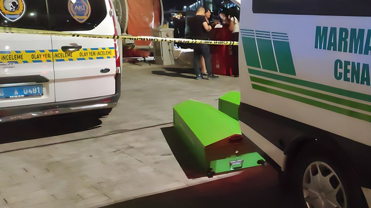 Arkadaşlar arasında çıkan silahlı satırlı kavgada ortalık kan gölüne döndü: 2 ölü, 1 yaralı