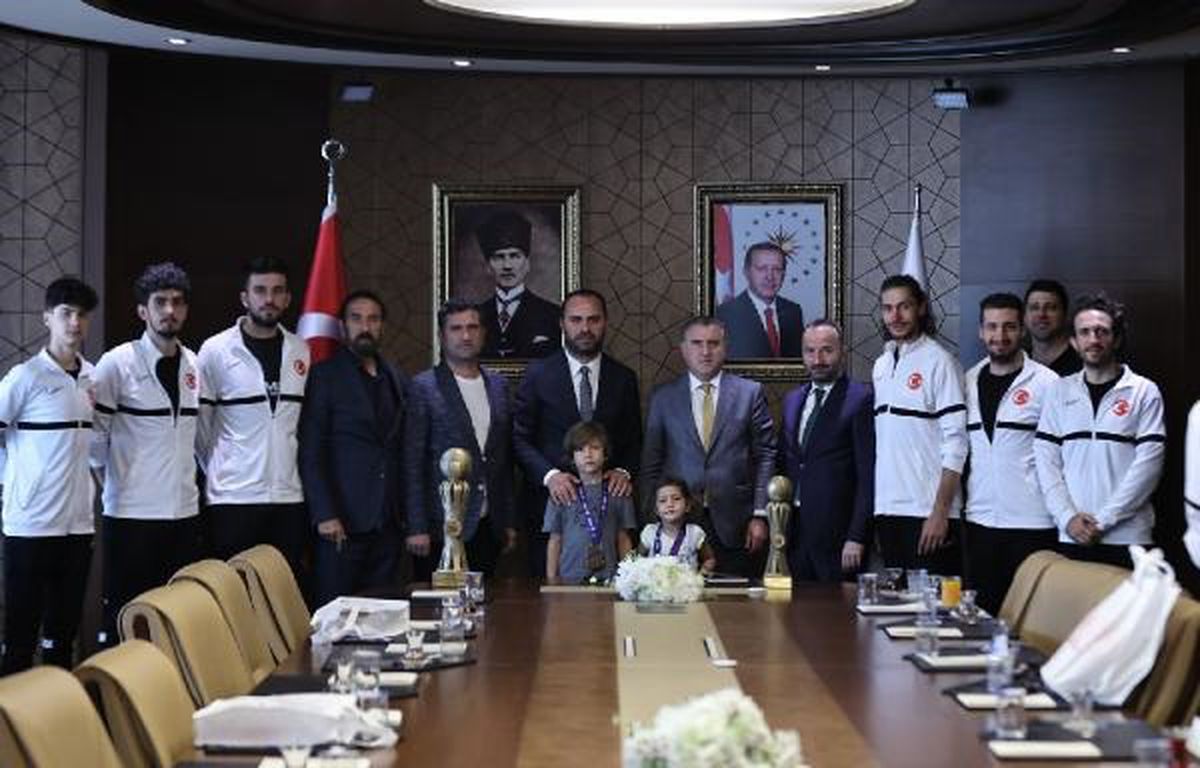 İşitme Engelliler Voleybol Milli Takımları Bakanlıkta Kabul Edildi
