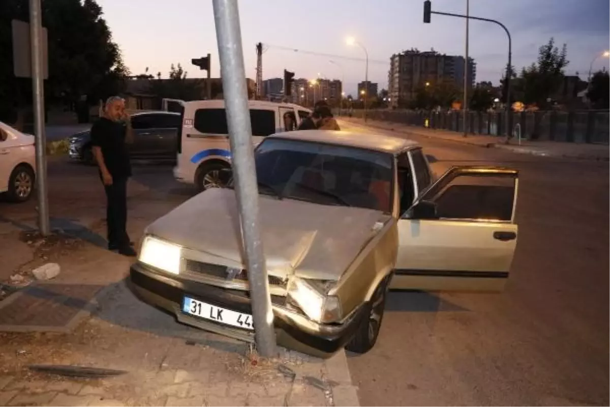 Düz kontakla çalınan otomobil sinyalizasyon direğine çarptı