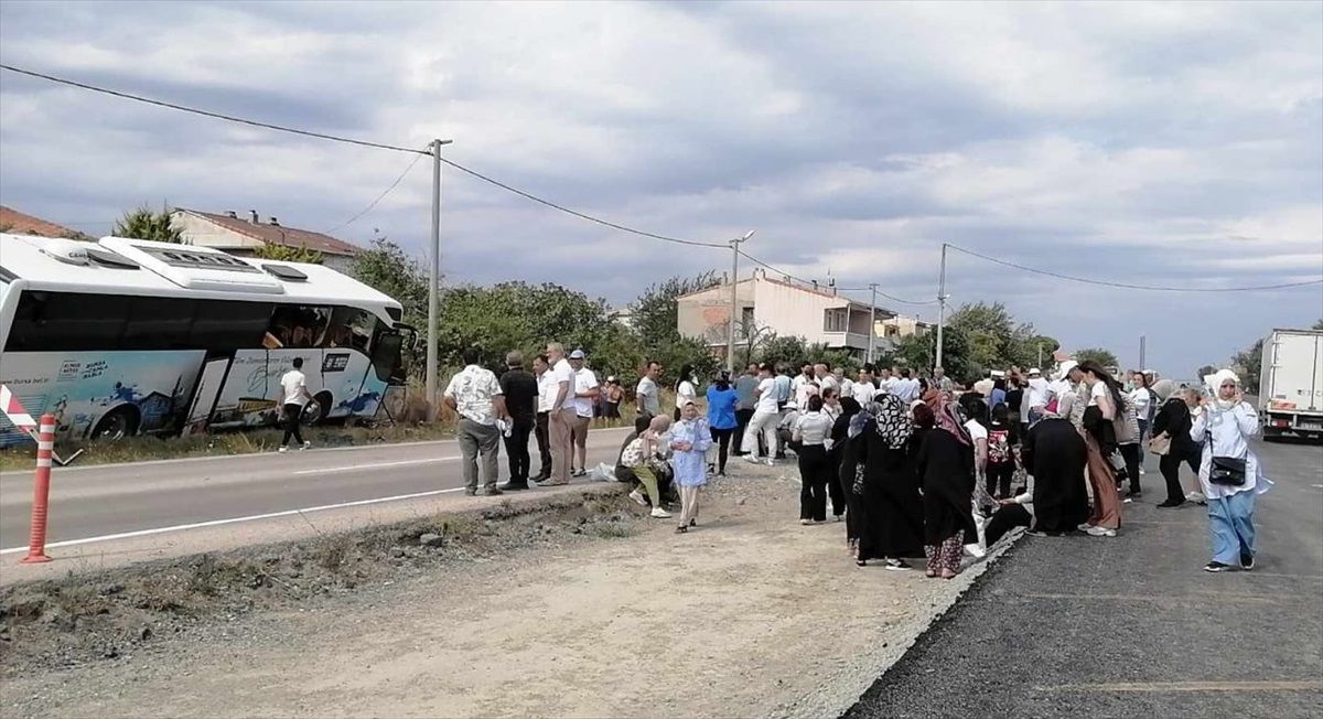 Çanakkale'de Tur Otobüsü Kaza Yaptı: Şoför Hayatını Kaybetti