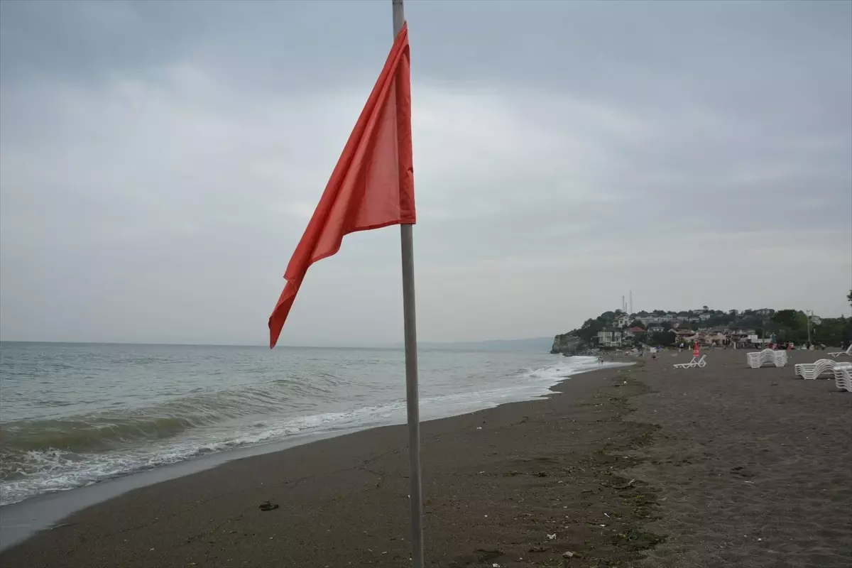 Akçakoca'da Olumsuz Hava Koşulları Nedeniyle Denize Girmek Yasaklandı