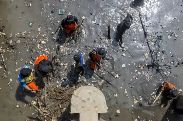 Endonezyalılar, Ulusal Nehir Günü'nde Çöpleri Temizledi