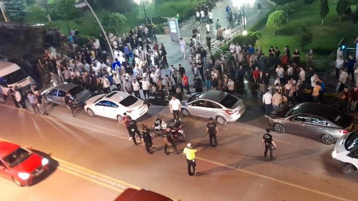 Erzurum'da yol kapatan faytoncular ile polis arasında arbede! Ortalık savaş alanına döndü