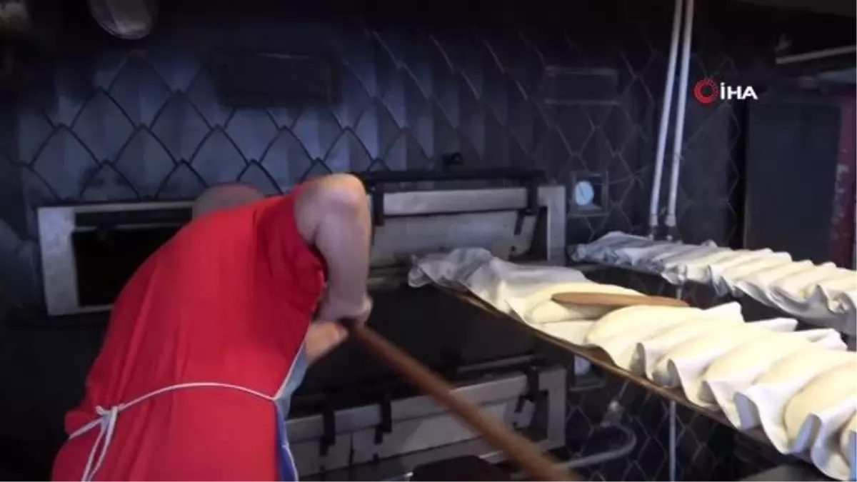 Kavurucu sıcaklarda fırıncıların 200 dereceyi bulan fırında ekmek mücadelesi