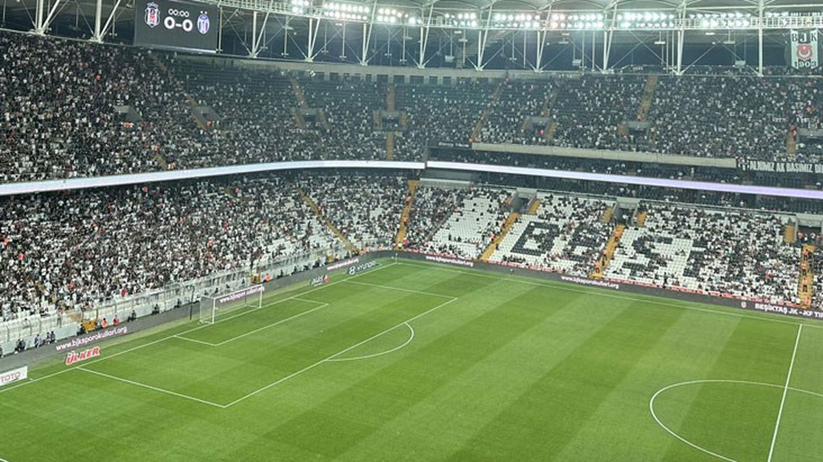 Maça gelmiş gibi değiller! Beşiktaş taraftarı, takımı unutup yönetimi hedef aldı