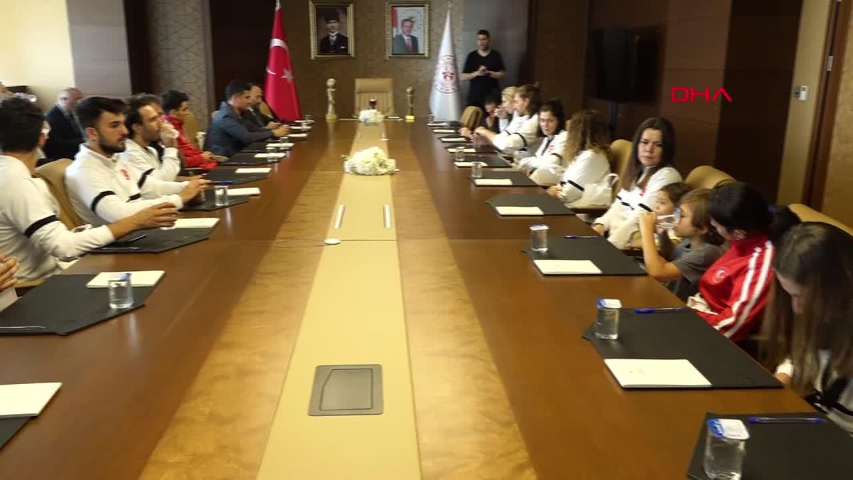 Bakan Osman Aşkın Bak, İşitme Engelliler Voleybol Milli Takımları'nı kabul etti