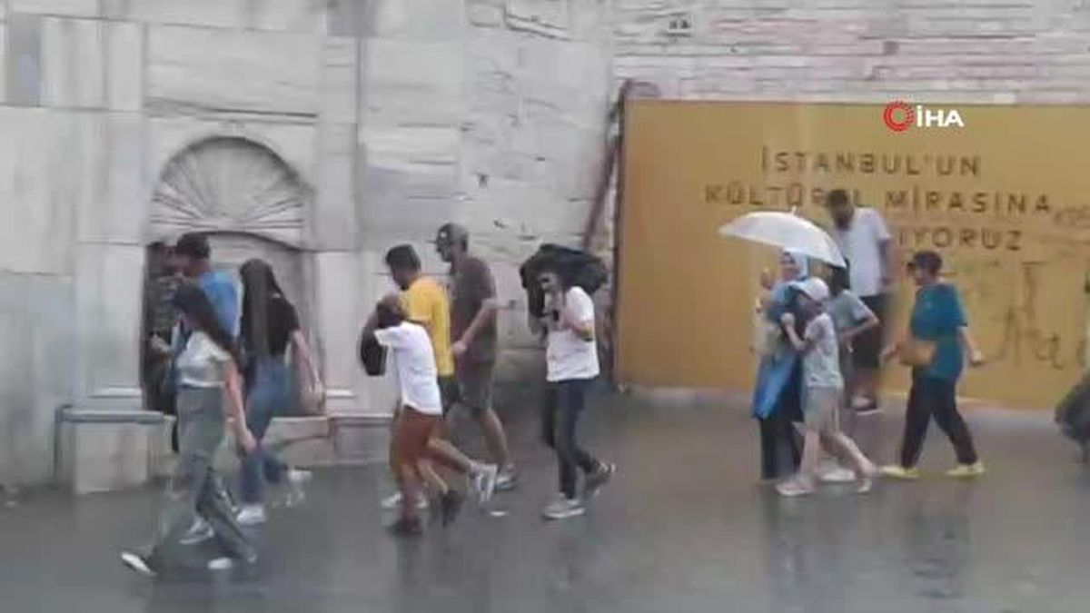 Taksim'de Sağanak Yağış Yetkili Oldu