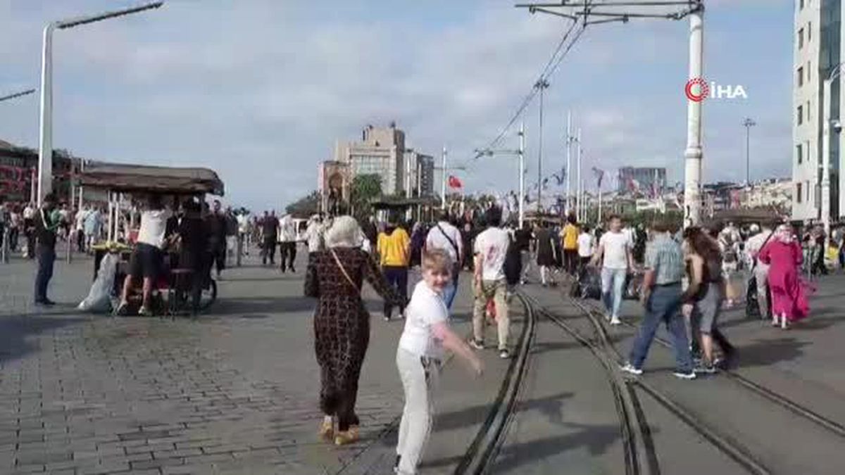 Taksim'de sağanak yağışın ardından güneş açtı