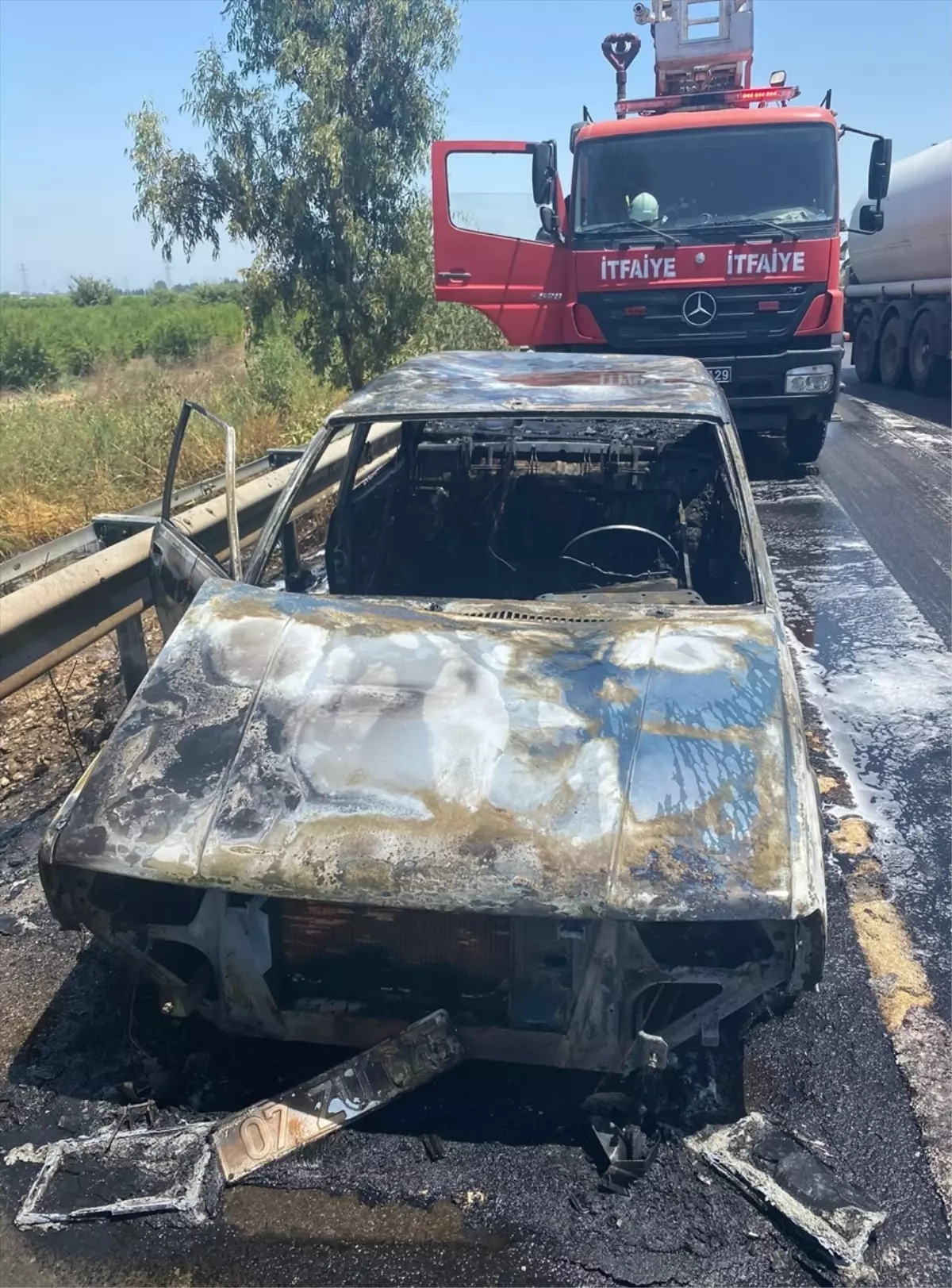 Antalya'da seyir halindeki otomobil yandı