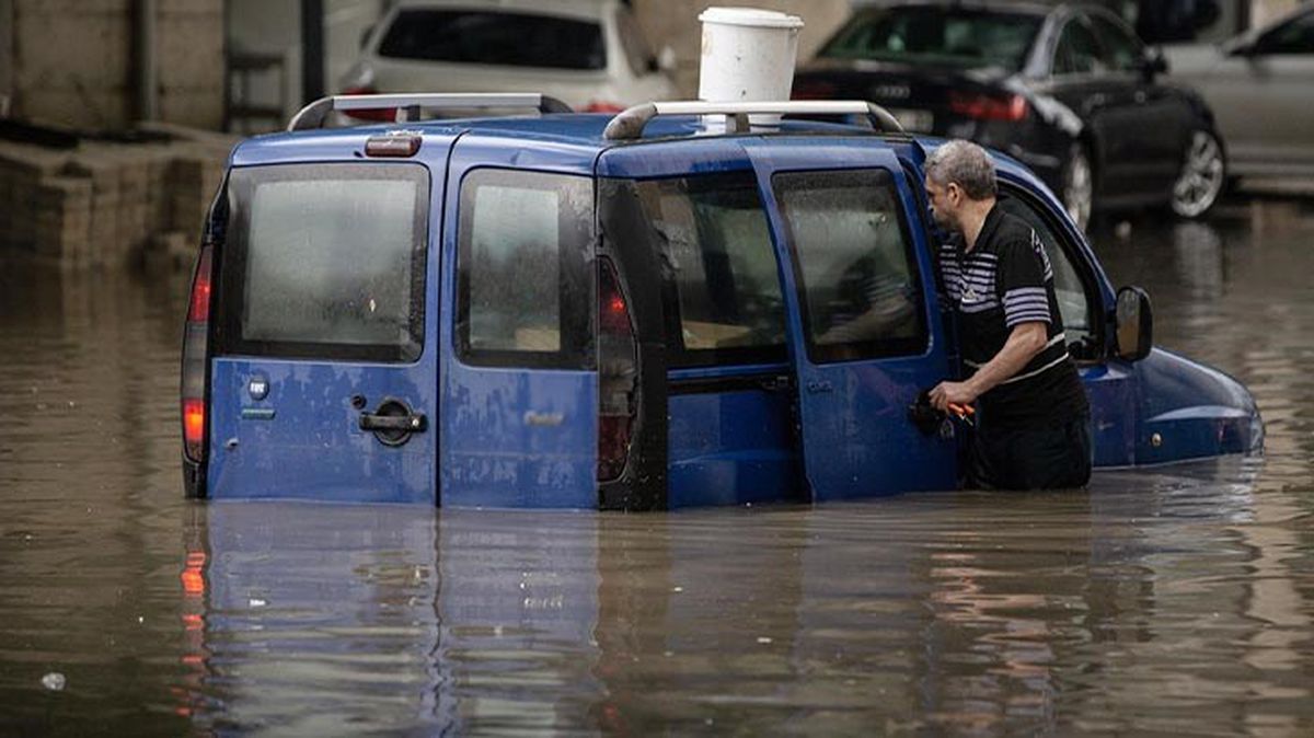 Bir yanımız kavruluyor, bir yanımız sele gidiyor! Meteoroloji'den 9 kente 'sarı' kodlu alarm